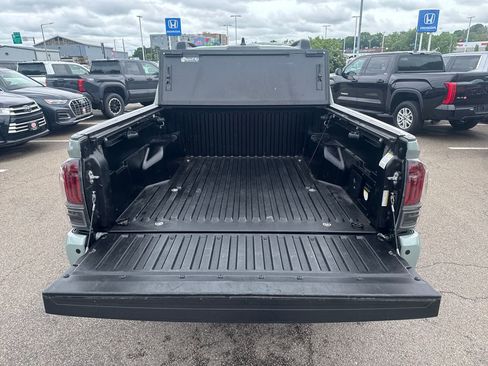 Used 2022 Toyota Tacoma TRD Off-Road w/ Technology Package AWD/4WD image 8
