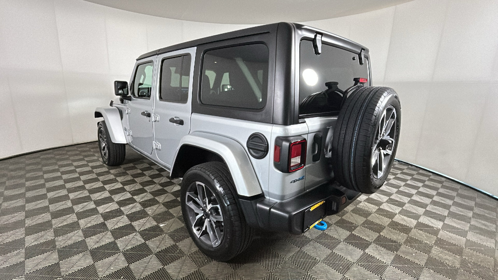 Used 2024 Jeep Wrangler Unlimited w/ Convenience Group AWD/4WD image 5