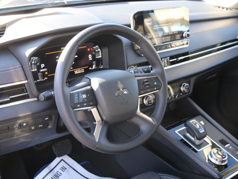 Used 2023 Mitsubishi Outlander SE image 16