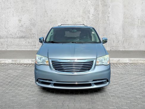 Used 2013 Chrysler Town & Country Touring-L w/ Driver Convenience Group FWD image 3