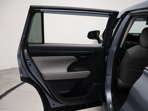 Used 2023 Toyota Highlander LE FWD image 21