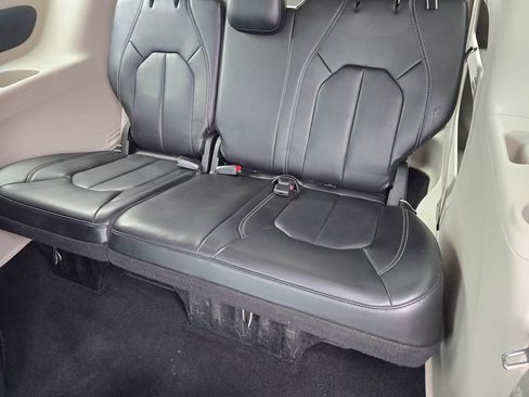 Used 2023 Chrysler Pacifica Touring-L FWD image 14