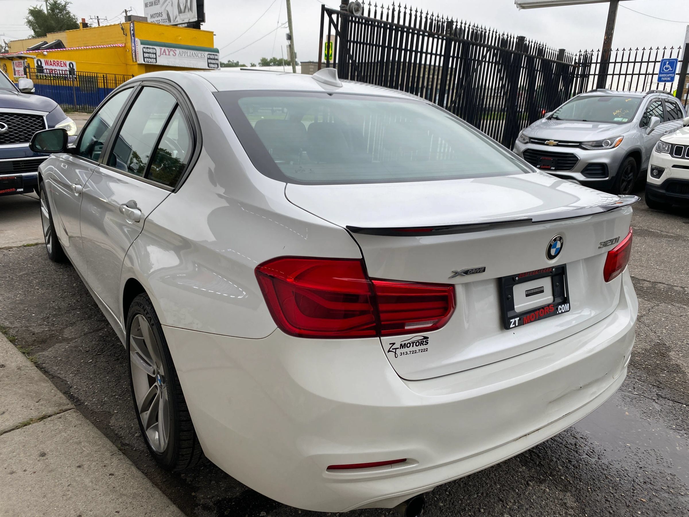 Used 2018 BMW 320i xDrive Sedan AWD/4WD image 2