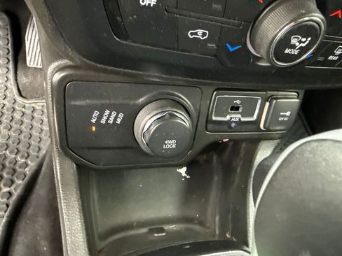 Used 2022 Jeep Renegade Altitude AWD/4WD image 21