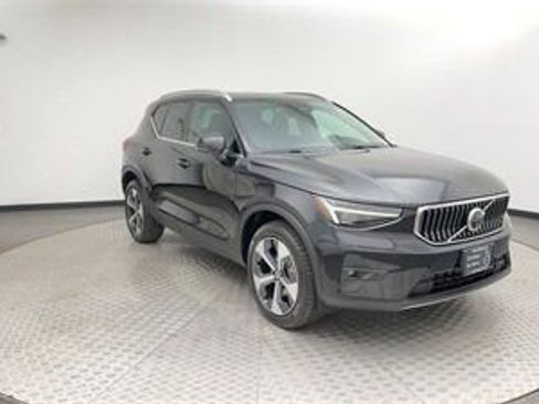Certified 2025 Volvo XC40 B5 Plus w/ Protection Package Premier image 7