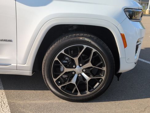 Used 2024 Jeep Grand Cherokee Summit AWD/4WD image 11