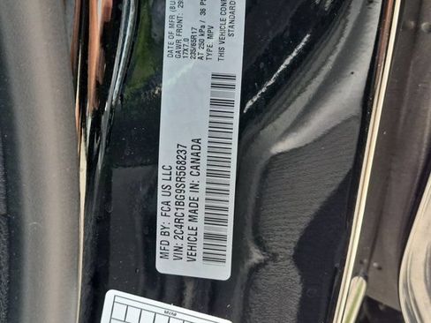 Used 2025 Chrysler Pacifica Select FWD image 33