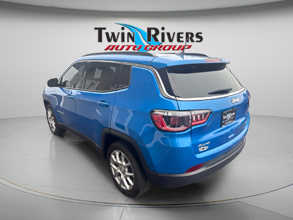 Used 2024 Jeep Compass Latitude w/ Sun and Sound Group AWD/4WD image 2