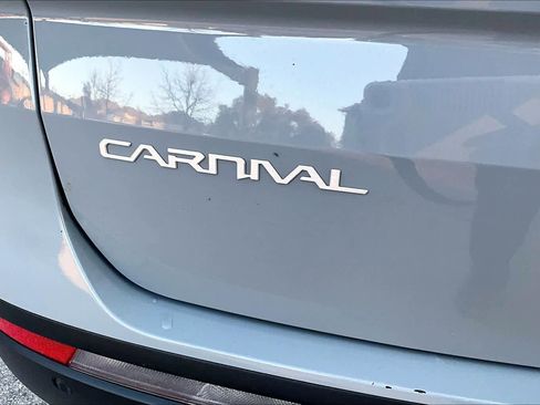 Used 2024 Kia Carnival EX image 10