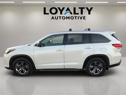 Used 2018 Toyota Highlander Limited Platinum image 2