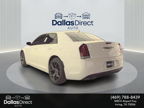 Used 2022 Chrysler 300 Touring w/ Sport Appearance Package RWD image 9