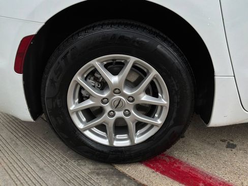 Used 2024 Chrysler Pacifica Touring-L FWD image 9