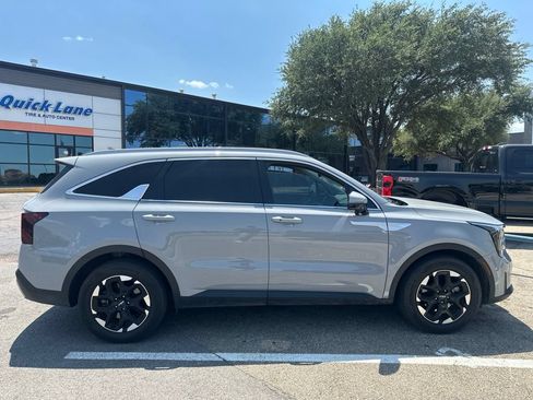 Used 2024 Kia Sorento S w/ Panoramic Sunroof Package FWD image 4