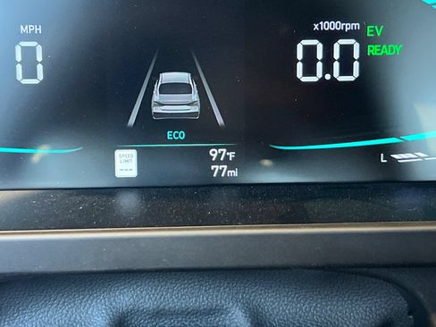 Used 2026 Hyundai Elantra Hybrid FWD image 34