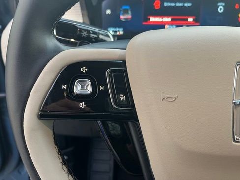 Used 2025 Lincoln Corsair Premiere image 18