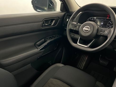 Used 2025 Nissan Pathfinder S FWD image 12