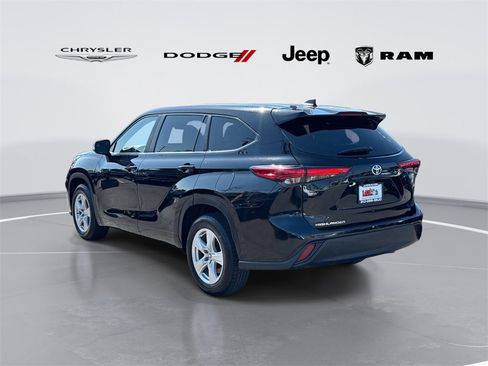 Used 2023 Toyota Highlander LE image 5