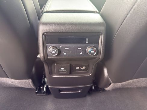 Certified 2022 GMC Acadia SLT w/ Preferred Package image 32