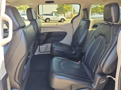 Used 2023 Chrysler Pacifica Touring-L FWD image 16
