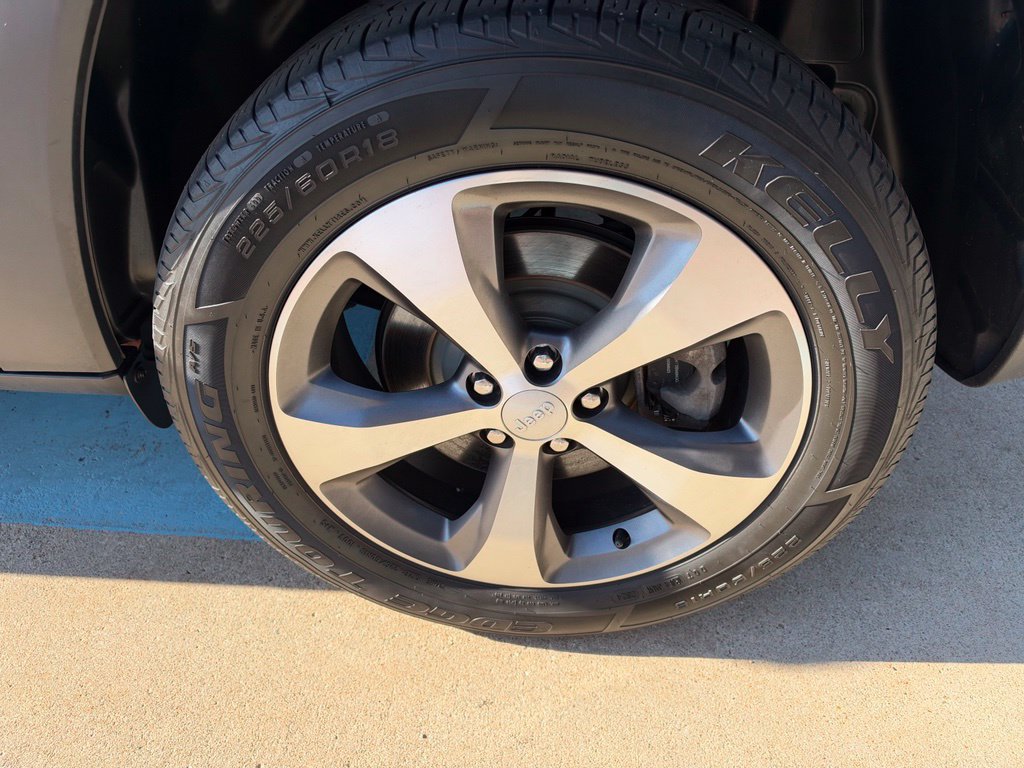 Used 2021 Jeep Cherokee Limited AWD/4WD image 9