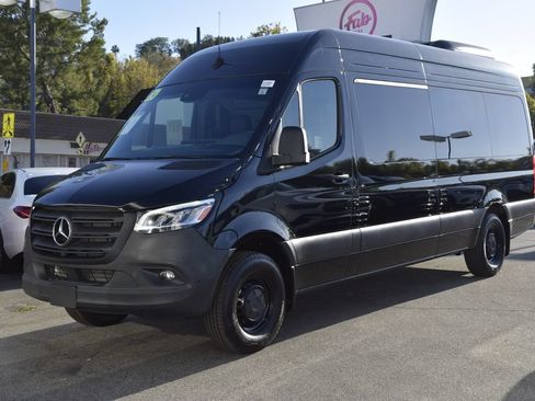 Used 2024 Mercedes-Benz Sprinter 2500 image 2