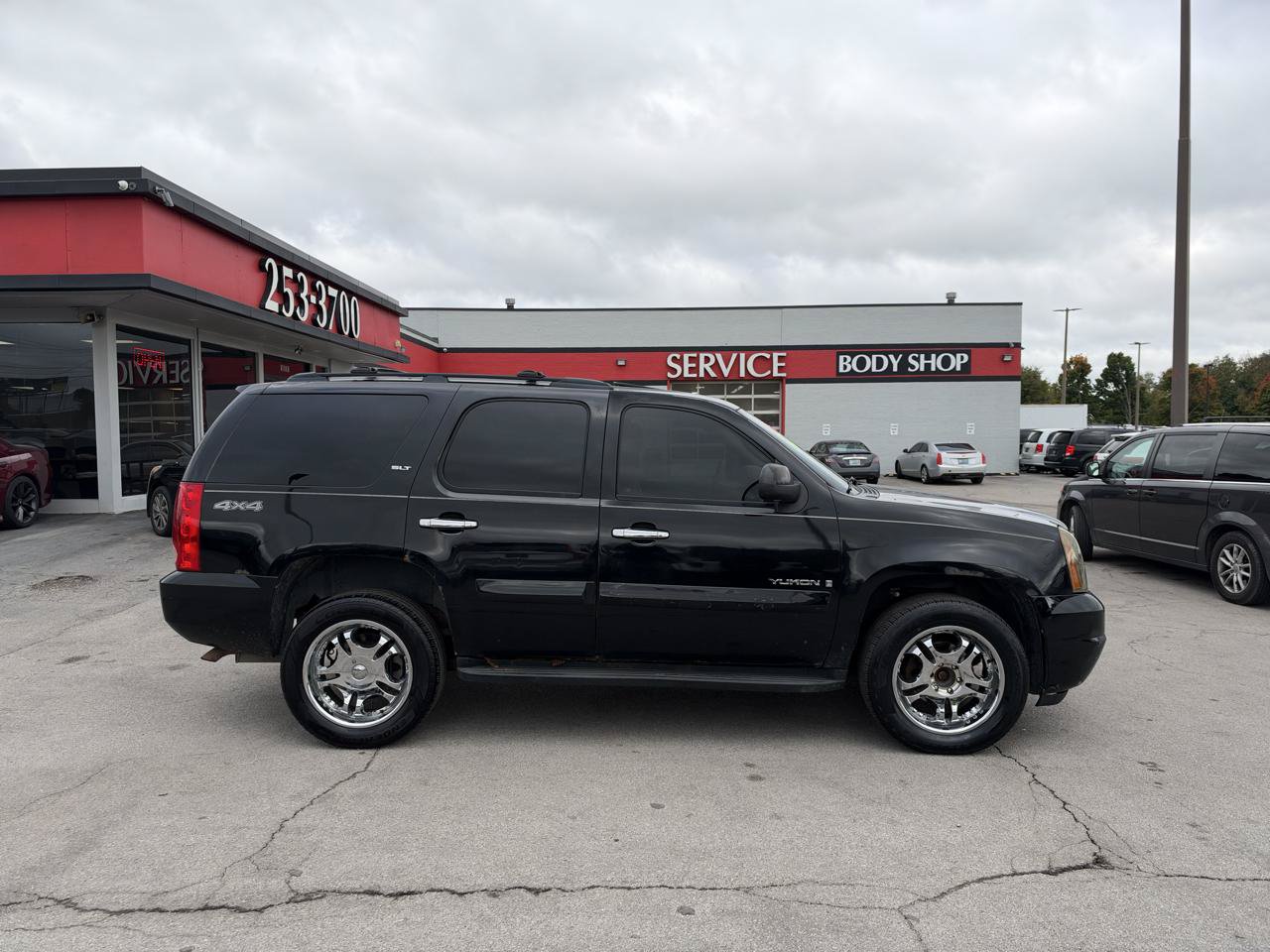Used 2007 GMC Yukon SLT w/ SLT Preferred Equipment Group AWD/4WD image 2