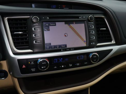 Used 2019 Toyota Highlander XLE image 29