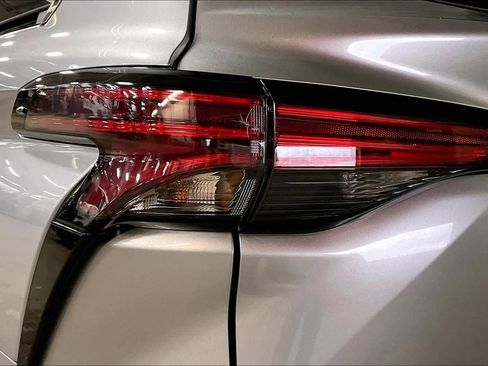Used 2023 Toyota Sienna Limited image 27