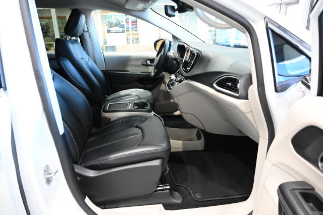 Used 2024 Chrysler Pacifica Touring-L FWD image 9