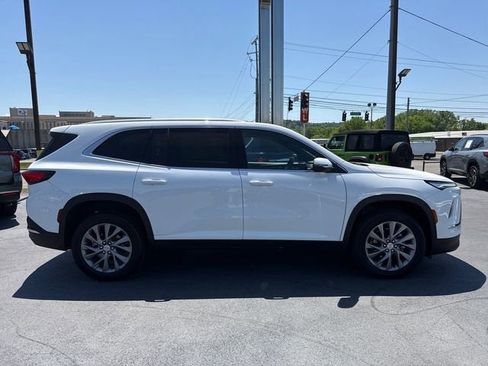 Used 2025 Buick Enclave Preferred FWD image 2