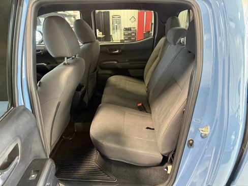 Used 2019 Toyota Tacoma TRD Sport image 15