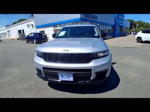 Used 2022 Jeep Grand Cherokee L Limited w/ Black Appearance Package AWD/4WD image 3