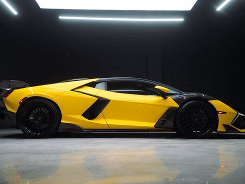 Used 2024 Lamborghini Revuelto AWD/4WD image 12
