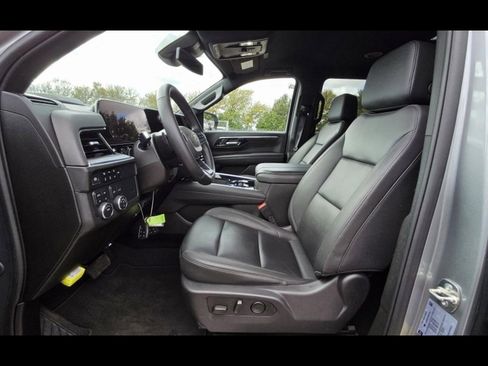 Used 2025 Chevrolet Suburban Z71 image 17