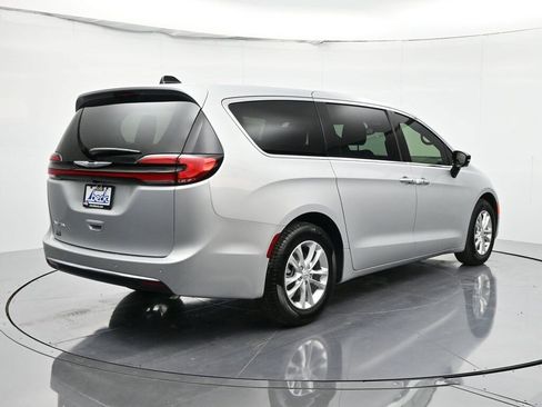 New 2026 Chrysler Pacifica Select image 5
