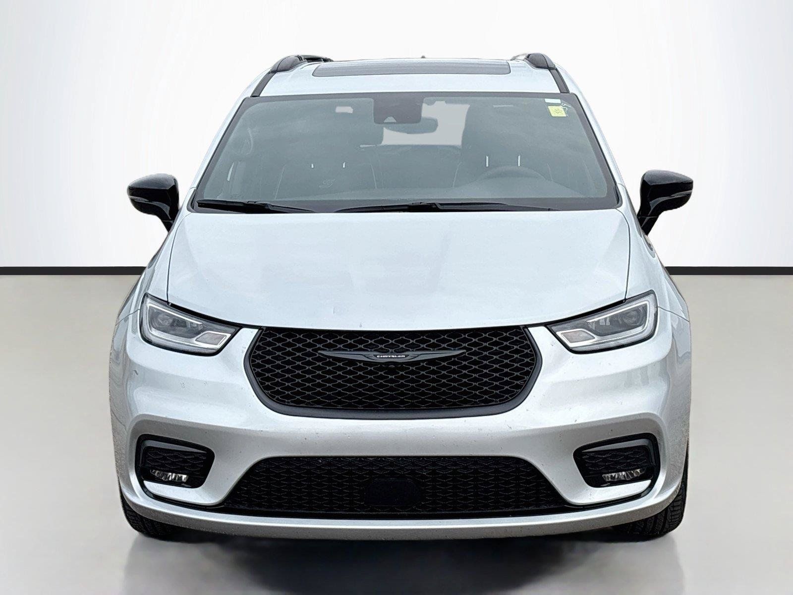 Certified 2026 Chrysler Pacifica Limited w/ S Appearance Package FWD image 3