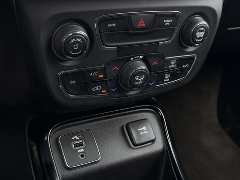 Used 2019 Jeep Compass Latitude FWD image 20