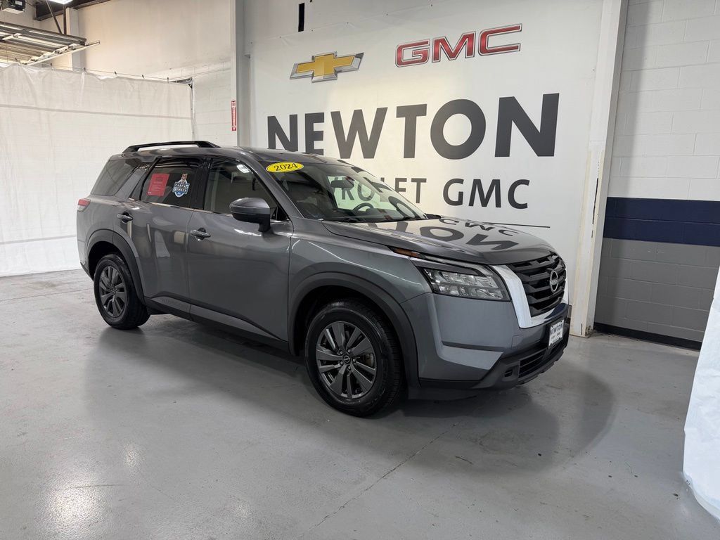 Used 2024 Nissan Pathfinder SV FWD image 2