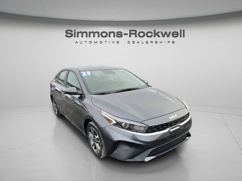 Used 2023 Kia Forte LXS image 3
