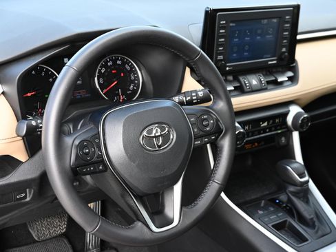 Used 2022 Toyota RAV4 XLE Premium image 12