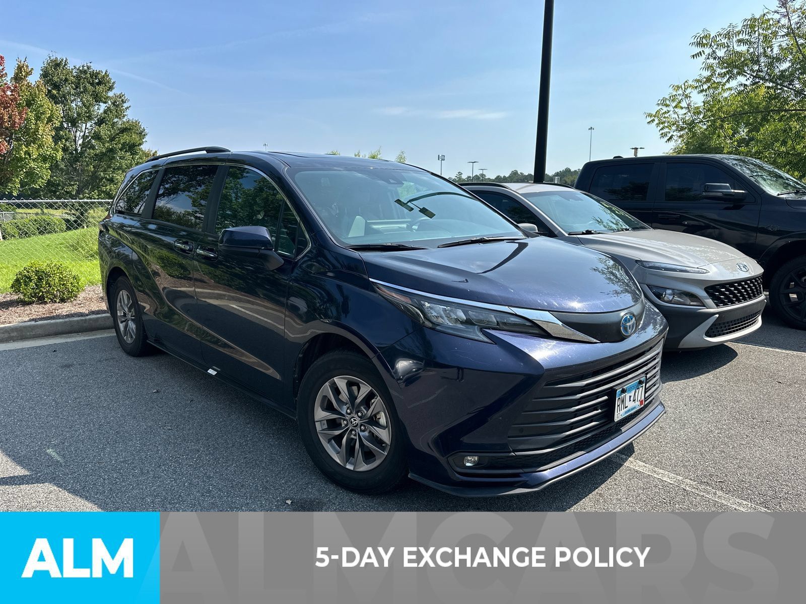 Used 2025 Toyota Sienna XLE FWD image 3
