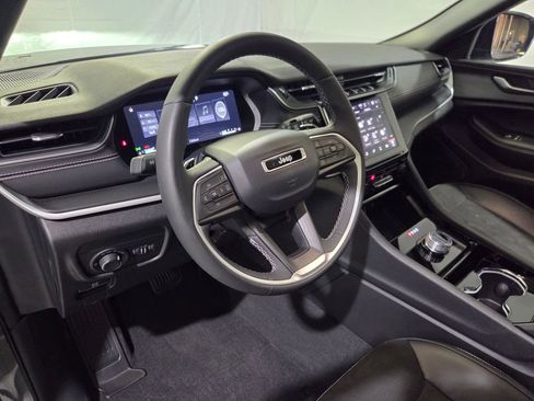 Used 2023 Jeep Grand Cherokee Altitude AWD/4WD image 6