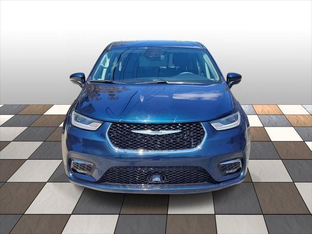 Used 2023 Chrysler Pacifica Touring-L FWD image 2