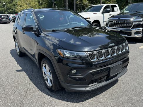 Used 2024 Jeep Compass Latitude AWD/4WD image 3