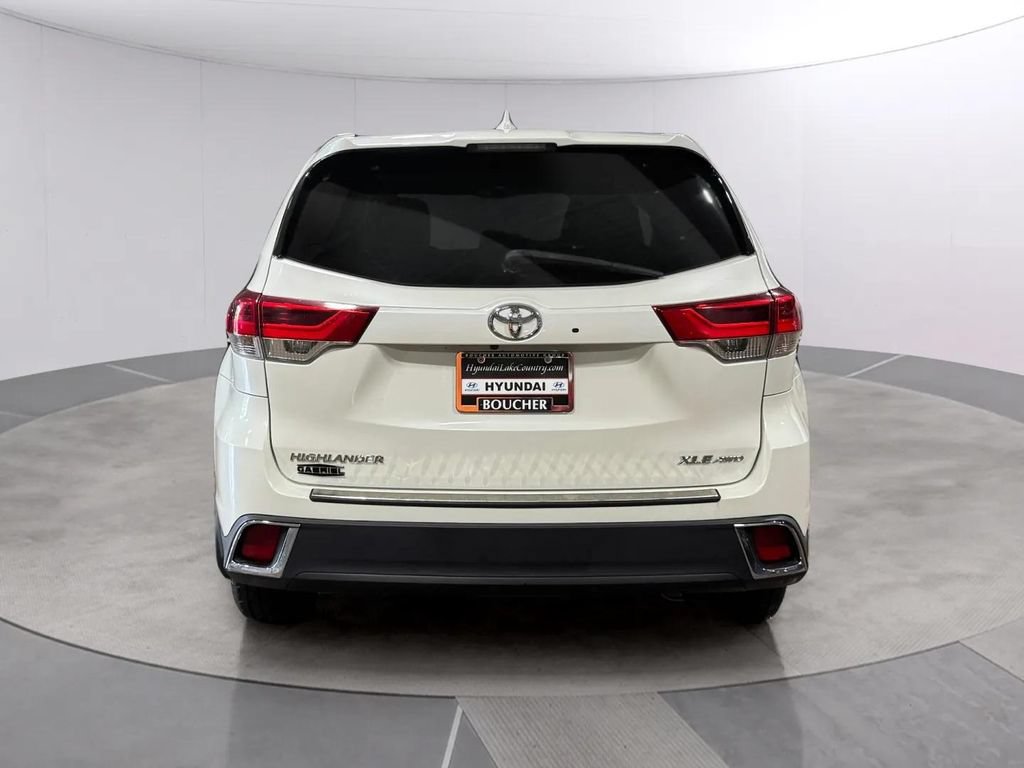 Used 2019 Toyota Highlander XLE AWD/4WD image 4