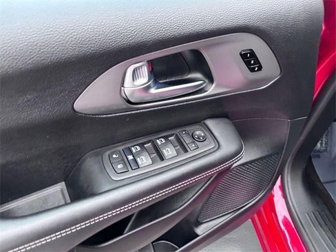 Used 2025 Chrysler Pacifica Select image 13