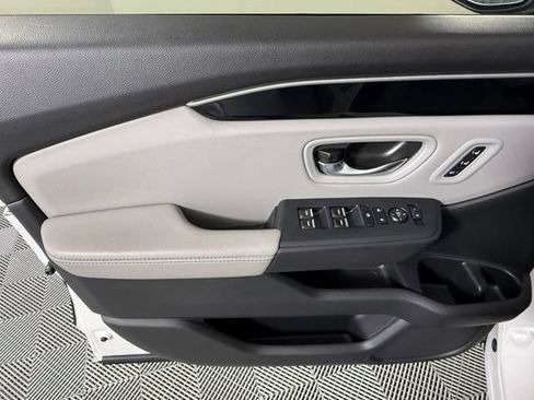 Used 2025 Honda Pilot Touring image 14
