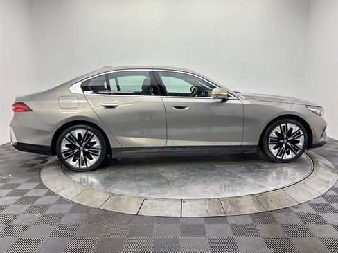 Used 2024 BMW i5 eDrive40i w/ Premium Package image 17