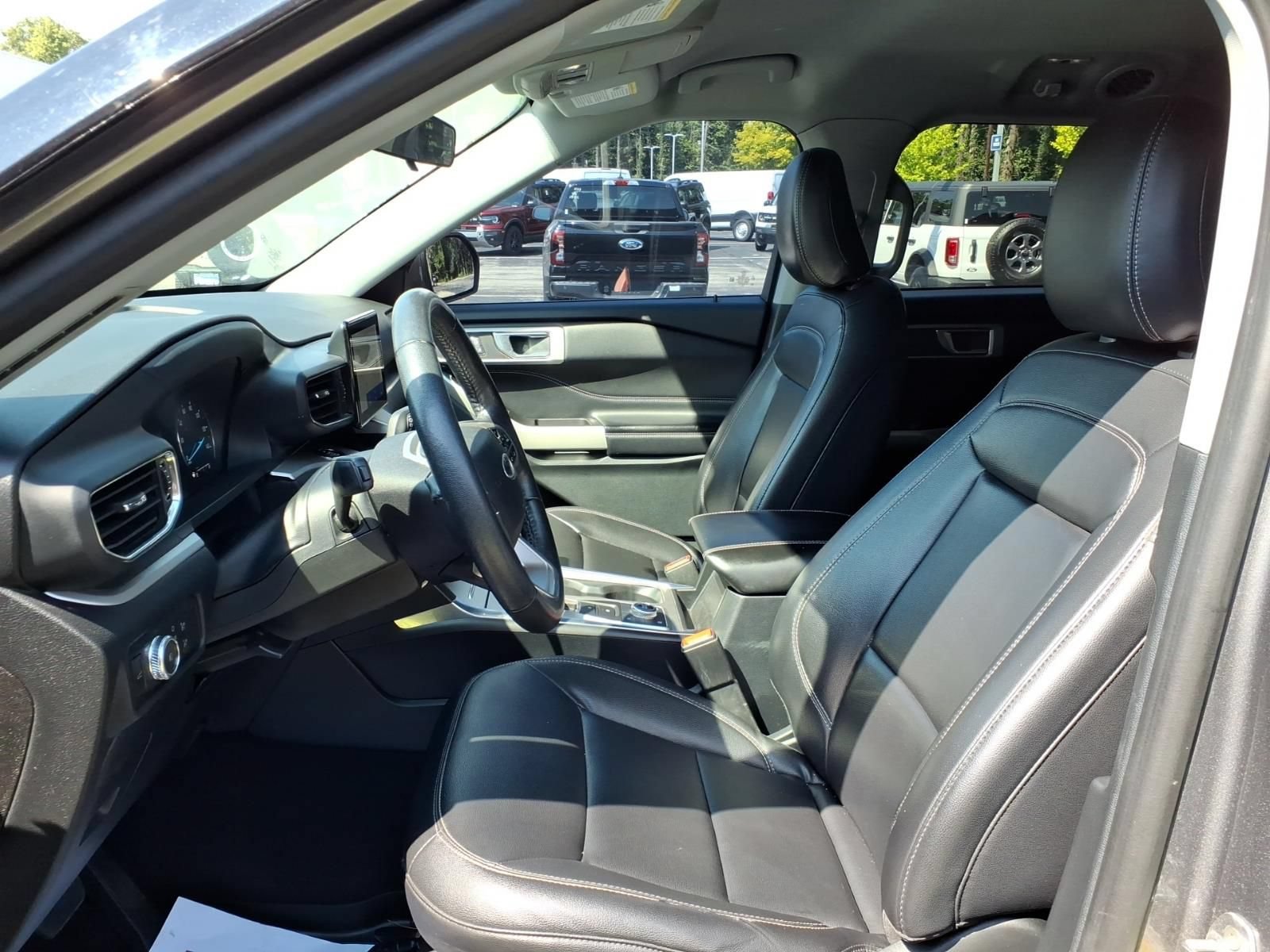 Used 2021 Ford Explorer XLT w/ Equipment Group 202A AWD/4WD image 17