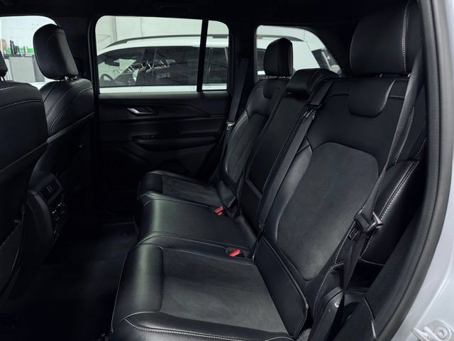 Used 2025 Jeep Grand Cherokee Altitude AWD/4WD image 18